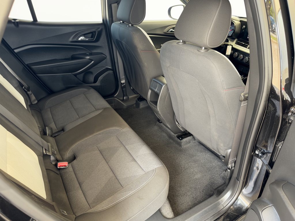Certified 2025 Chevrolet Trax RS w/ Sunroof Package FWD image 29