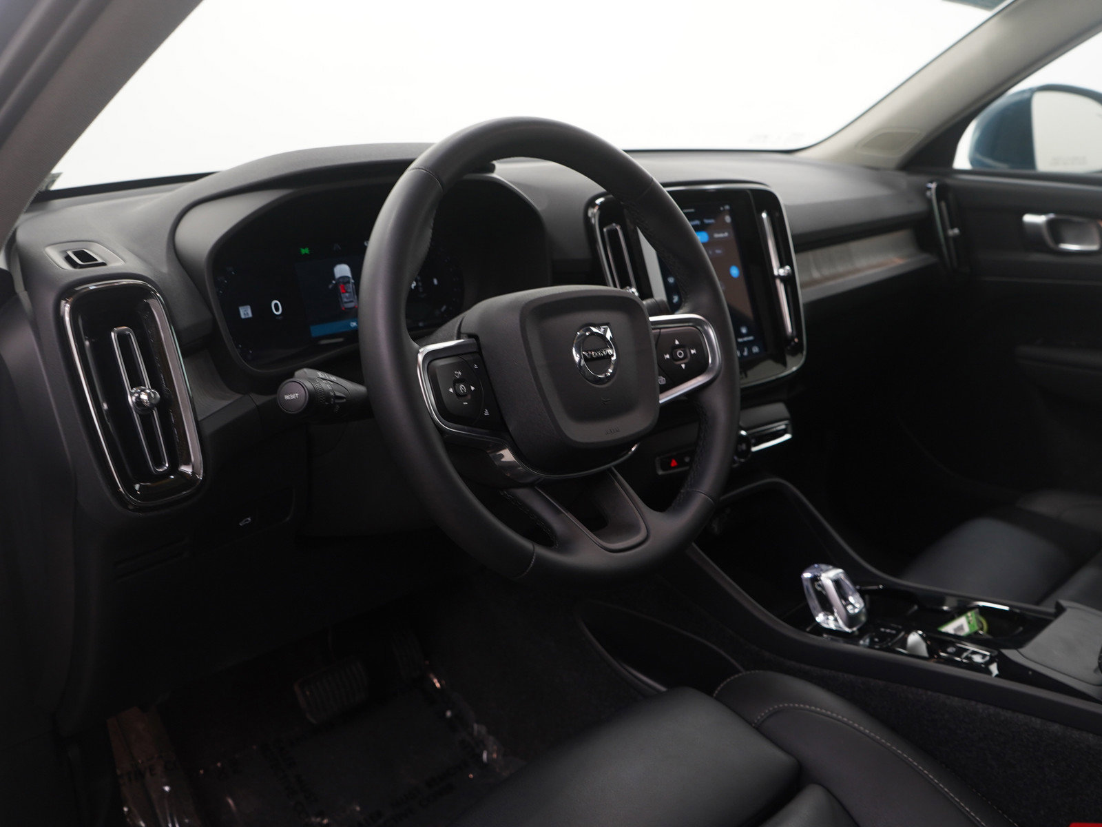 Used 2025 Volvo XC40 B5 Plus image 19