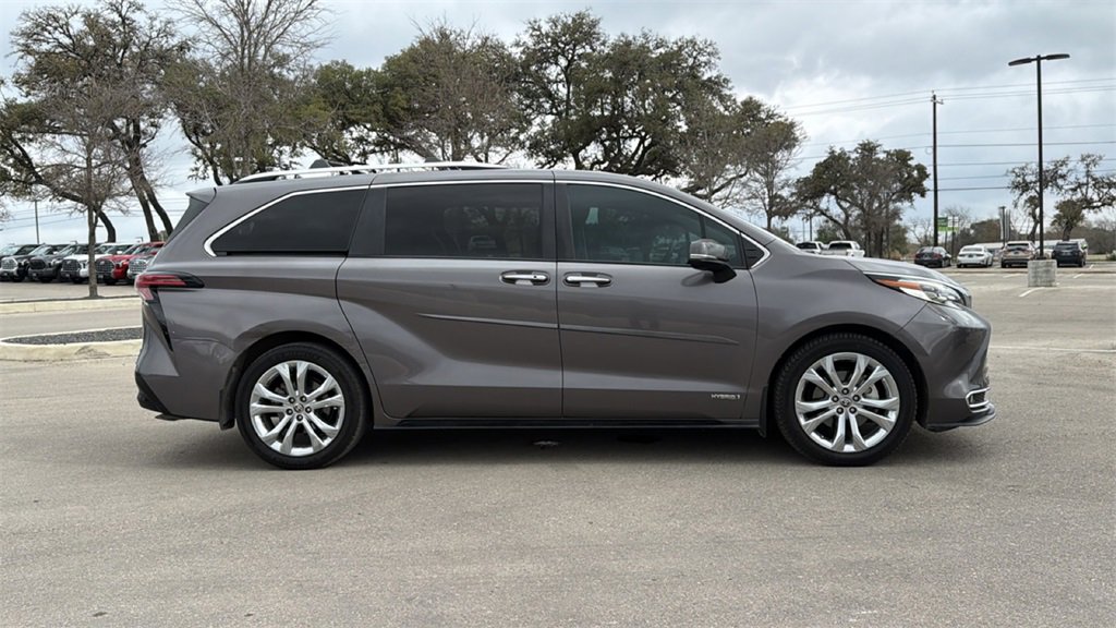 Used 2021 Toyota Sienna Platinum image 4