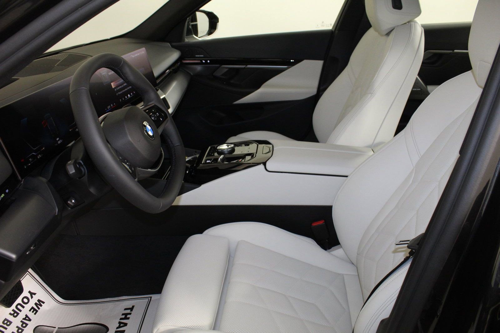 Used 2025 BMW 530i w/ Premium Package image 5