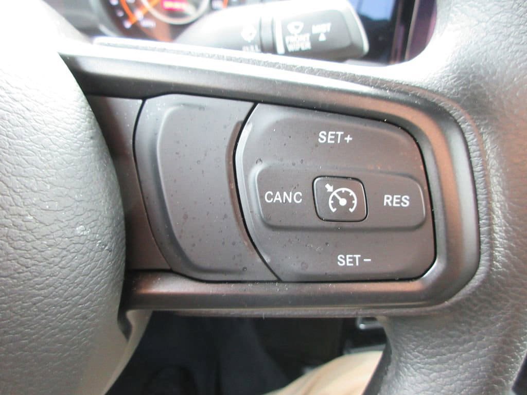 Used 2025 Jeep Wrangler Sport AWD/4WD image 17