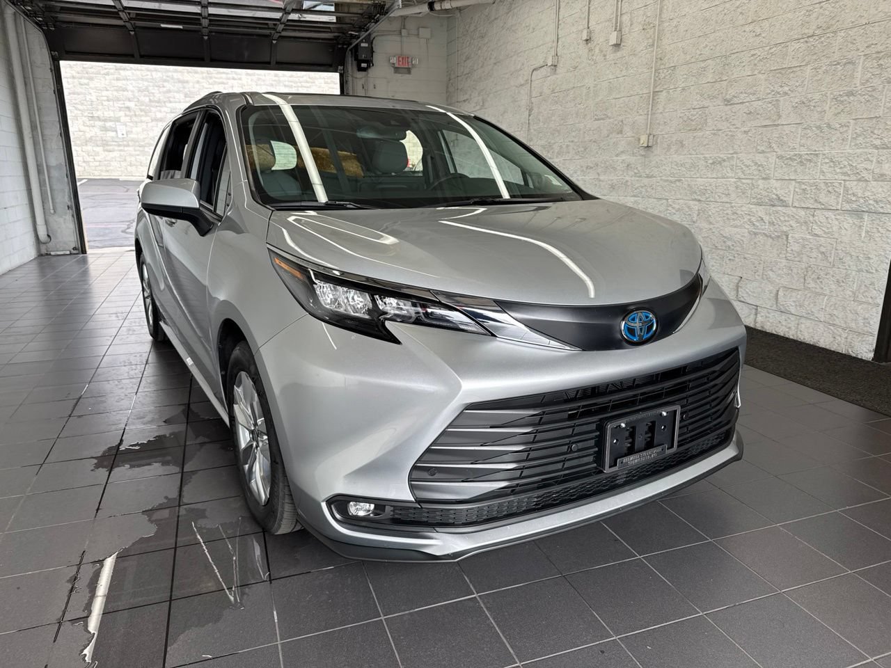 Certified 2025 Toyota Sienna XLE w/ XLE Plus Package AWD/4WD image 2