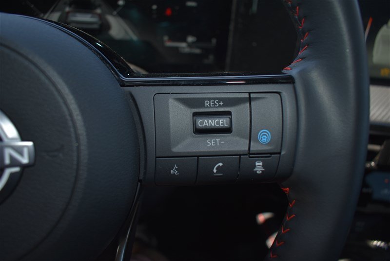 Used 2025 Nissan Kicks SR AWD/4WD image 15