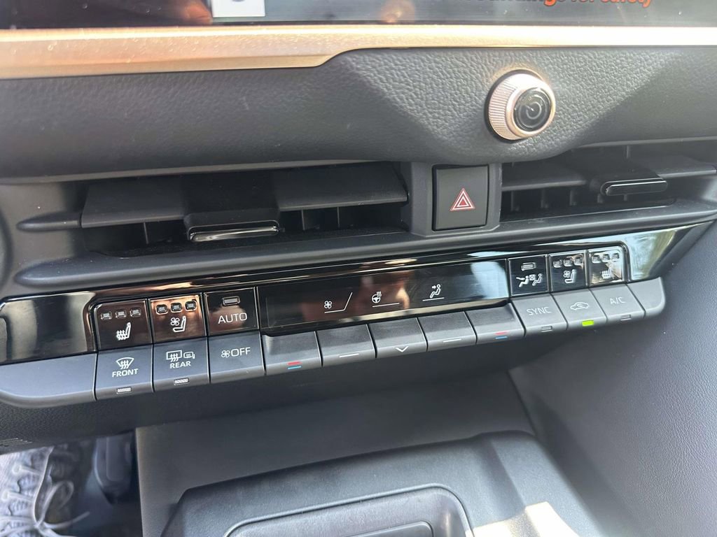 Used 2023 Toyota Crown Limited image 27