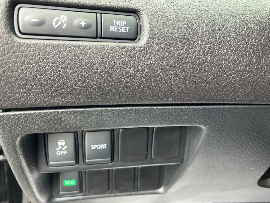 Used 2016 Nissan Rogue SV FWD image 14