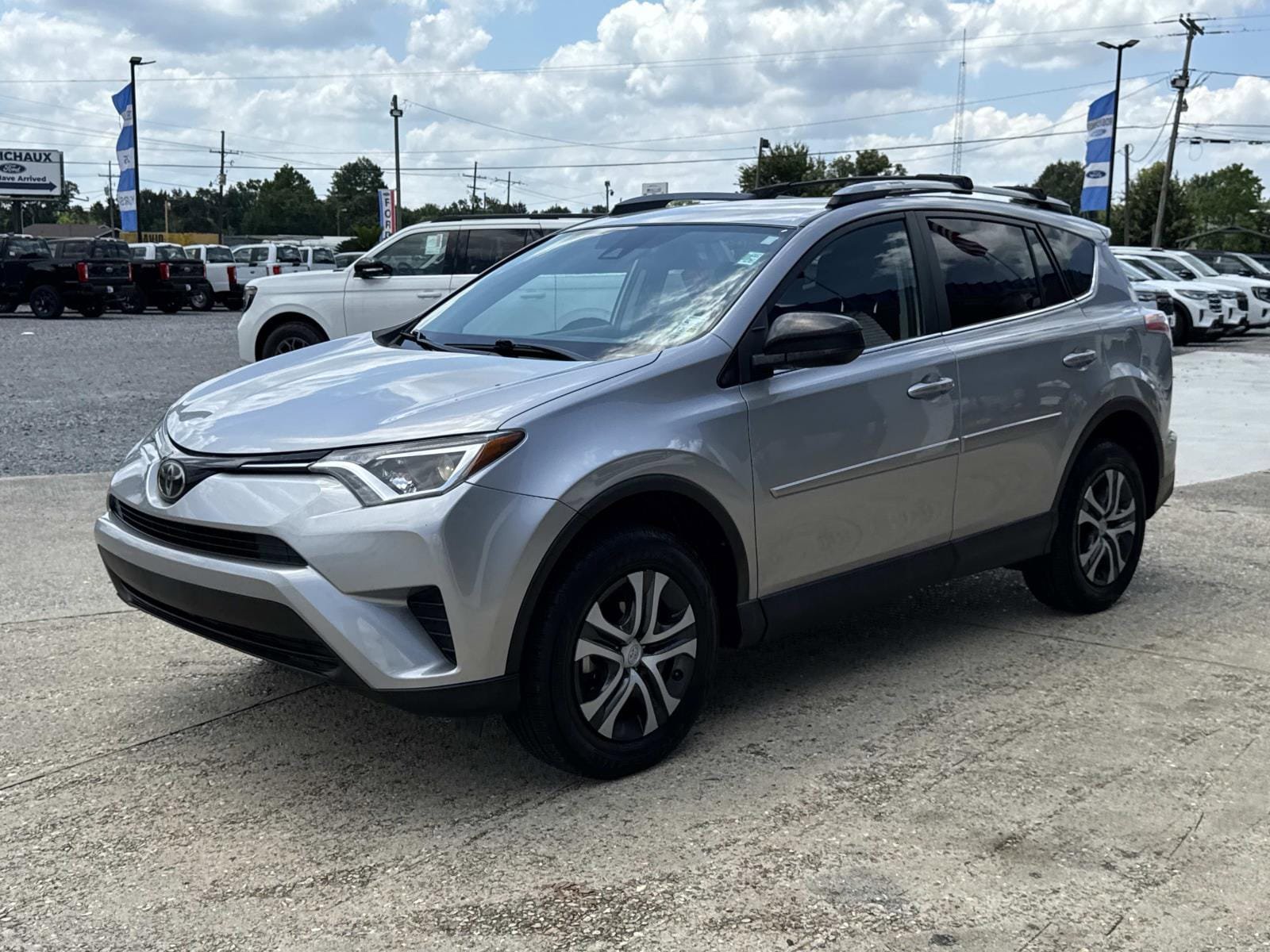 Used 2017 Toyota RAV4 LE FWD image 3