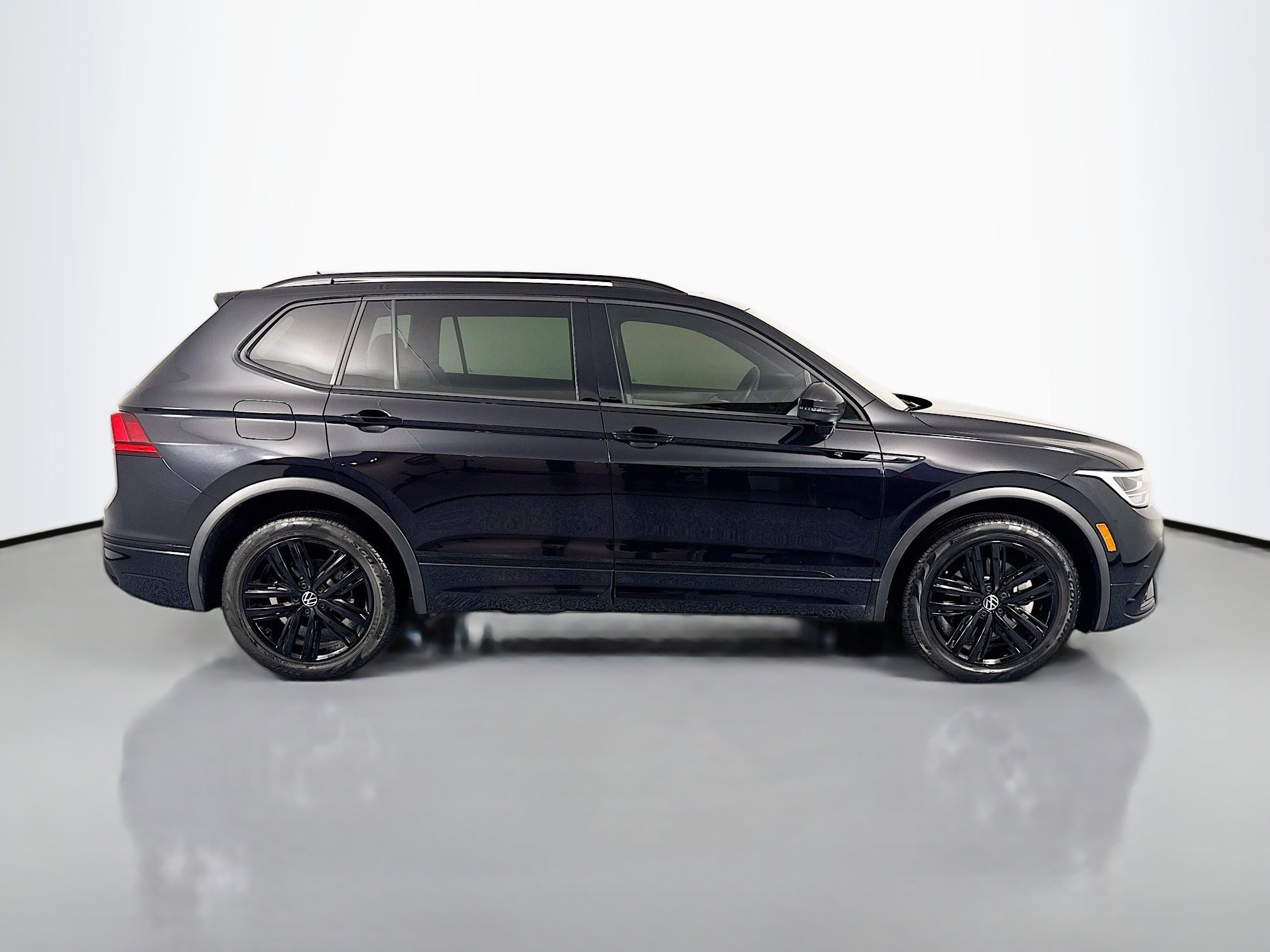 Used 2022 Volkswagen Tiguan SE R-Line image 4