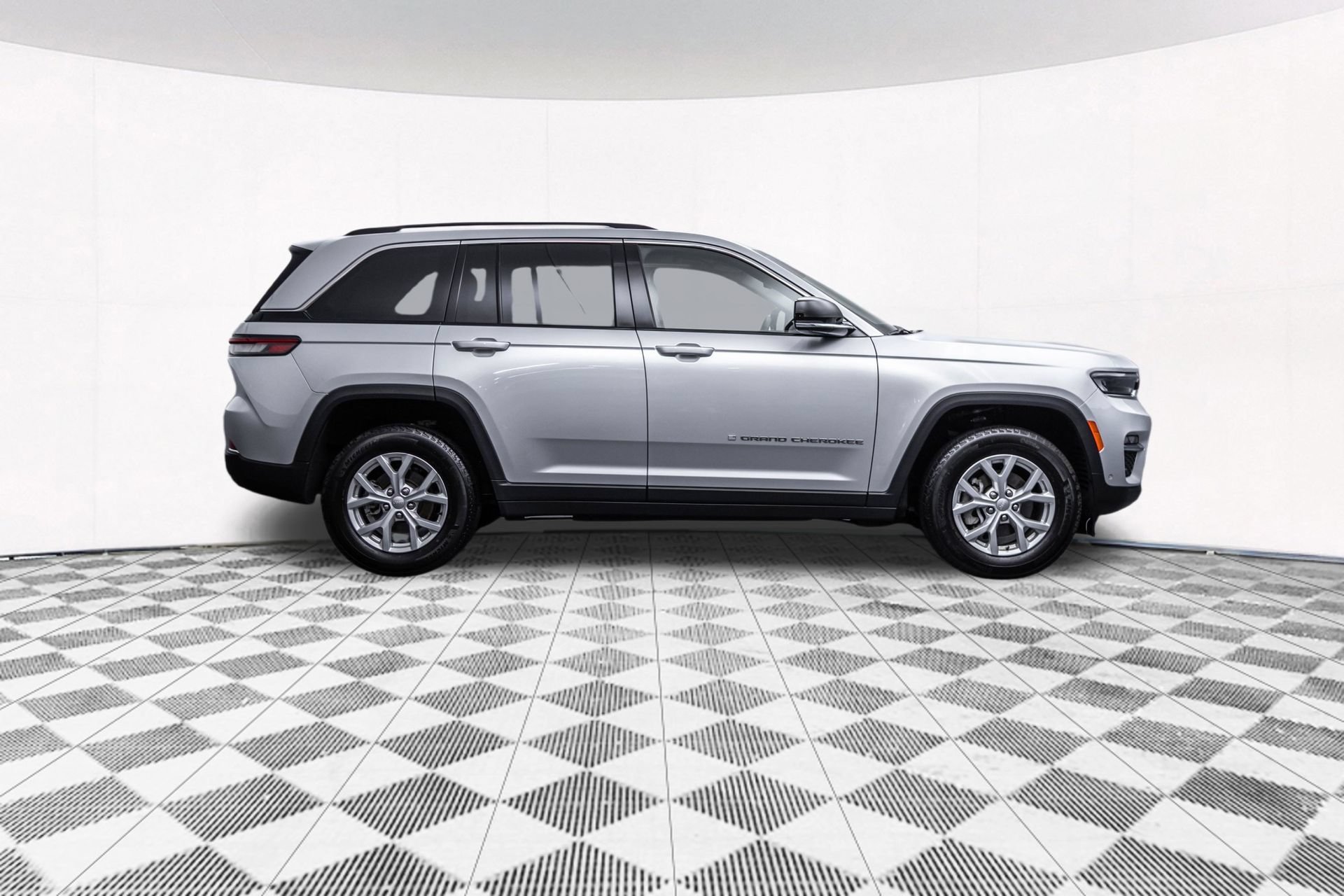 Used 2023 Jeep Grand Cherokee Limited w/ Luxury Tech Group II AWD/4WD image 12