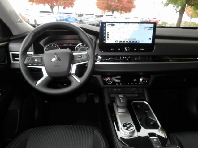 New 2025 Mitsubishi Outlander ES image 12