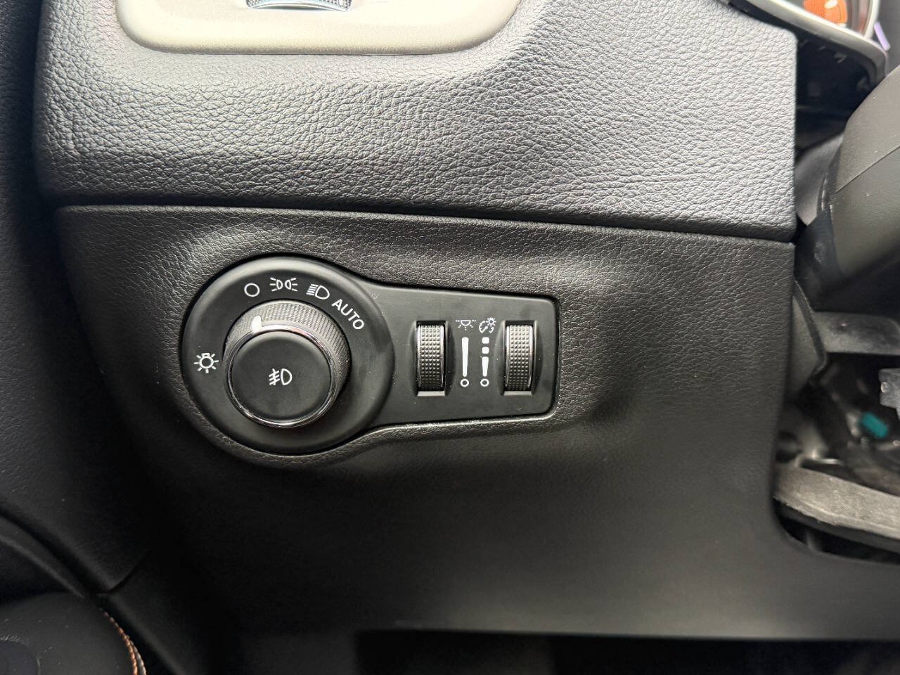 Used 2019 Jeep Compass Latitude AWD/4WD image 39