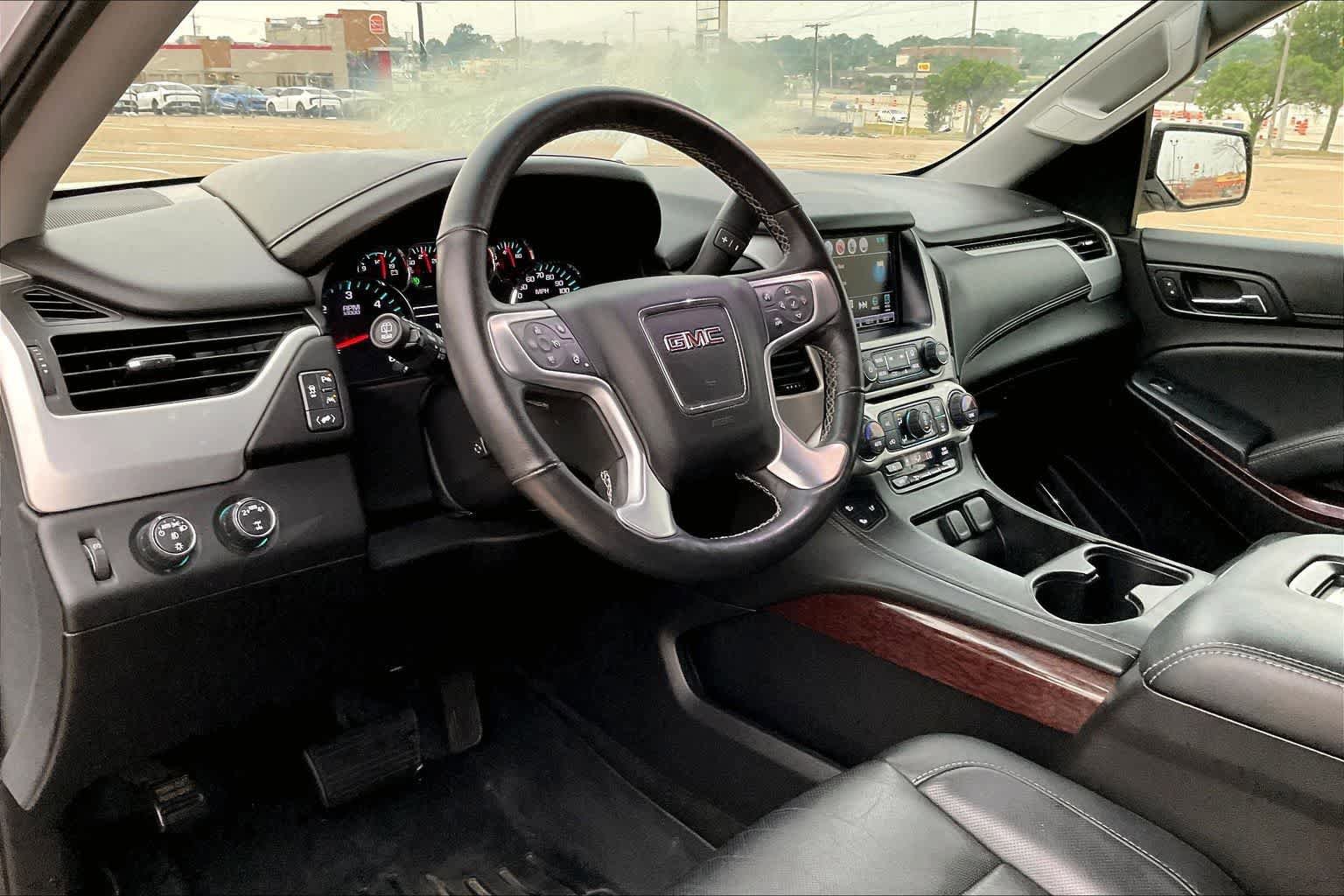 Used 2017 GMC Yukon SLT AWD/4WD image 2