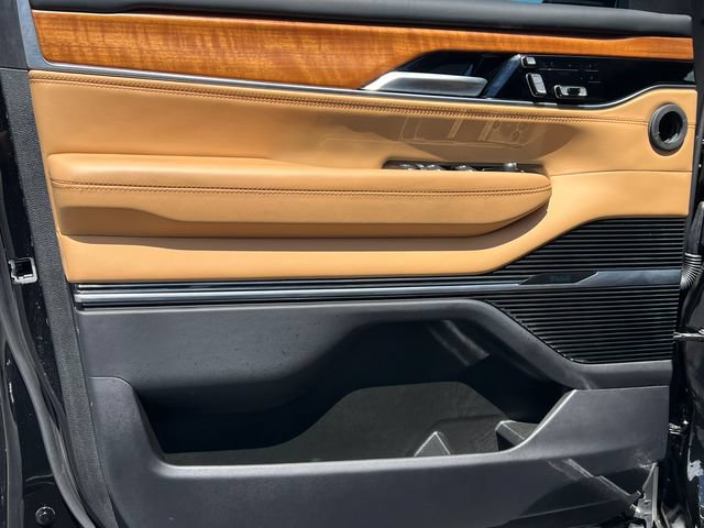 Used 2024 Jeep Grand Wagoneer L Series III w/ Rear Seat Video Group 1 AWD/4WD image 16
