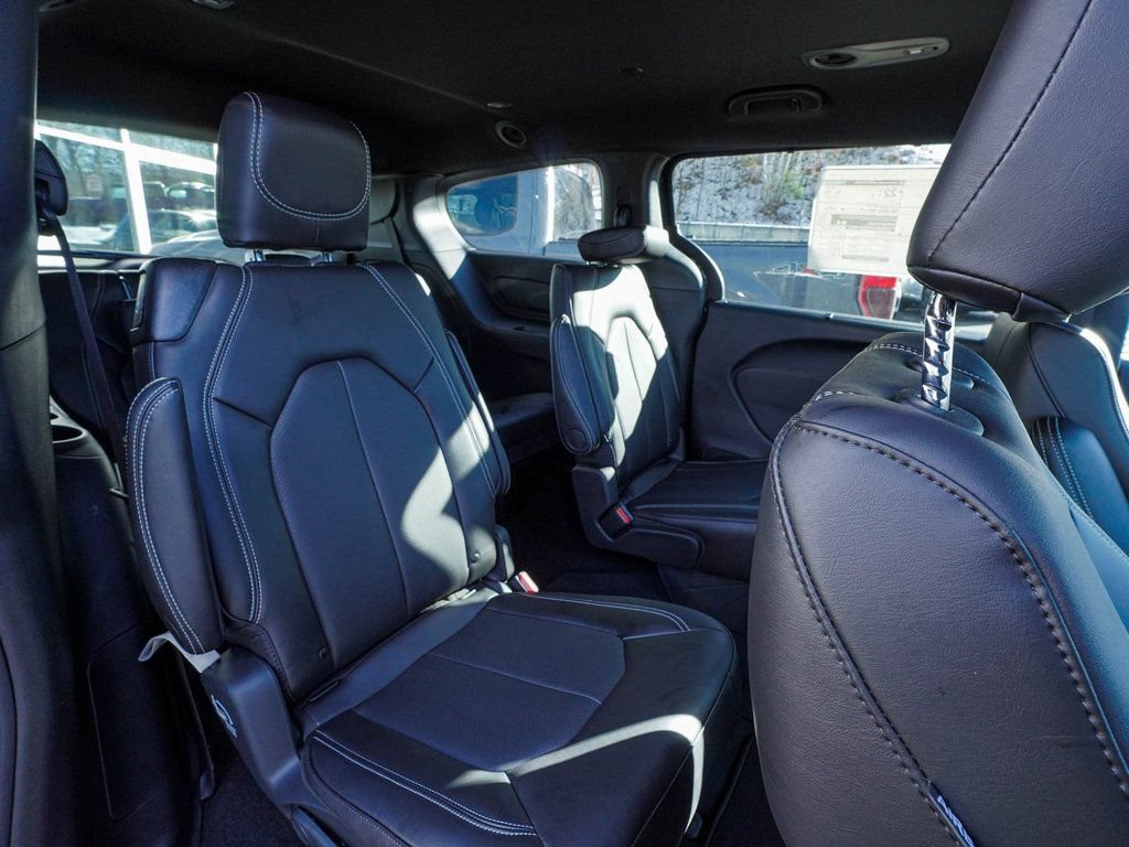 New 2026 Chrysler Pacifica Select FWD image 33