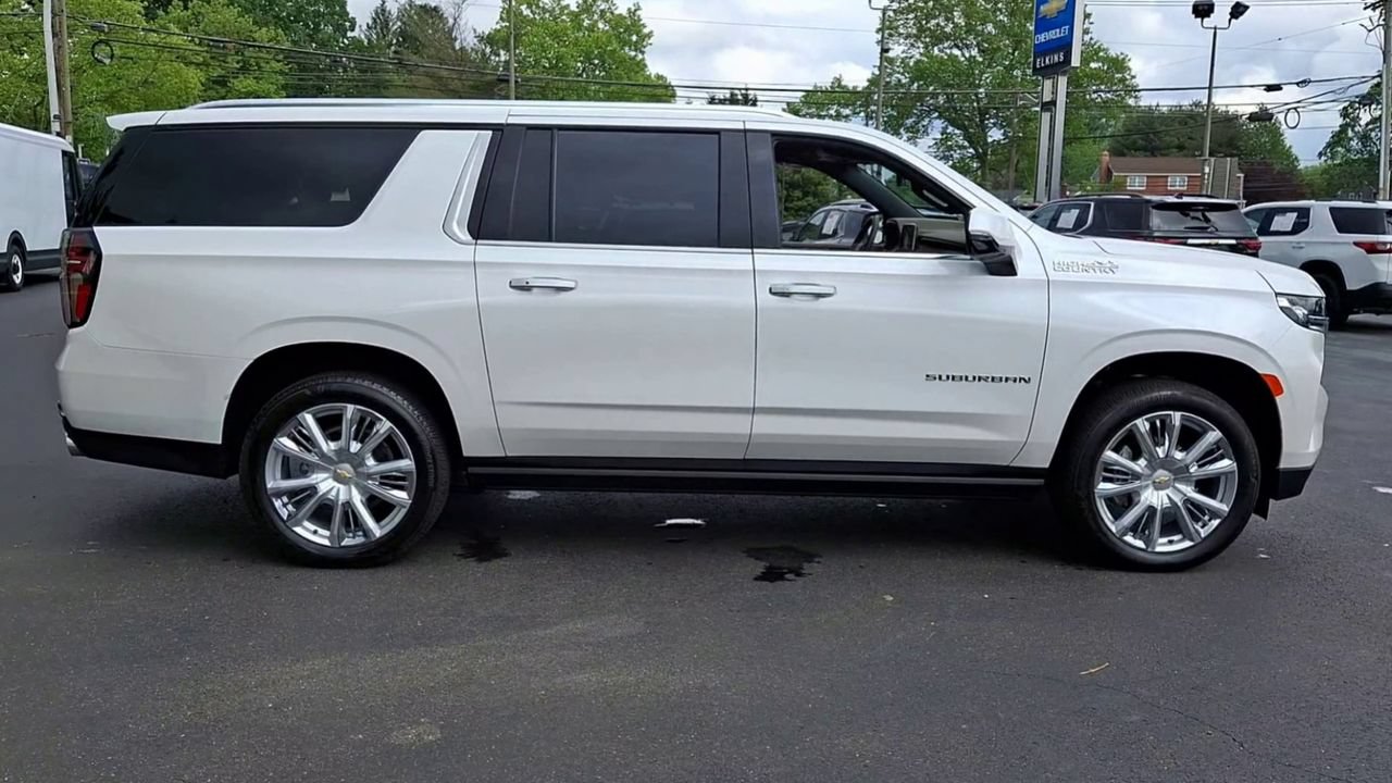 Used 2024 Chevrolet Suburban High Country AWD/4WD image 9