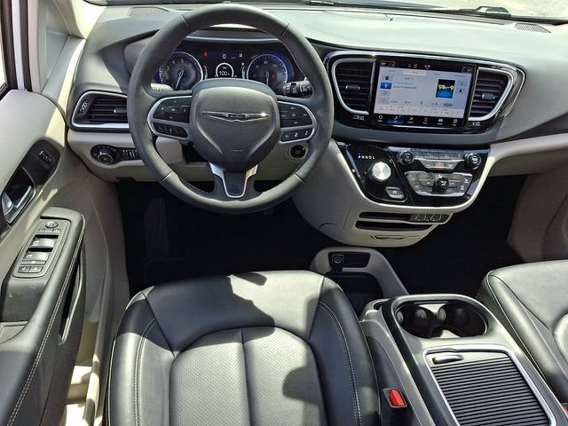 Certified 2024 Chrysler Pacifica Touring-L FWD image 12