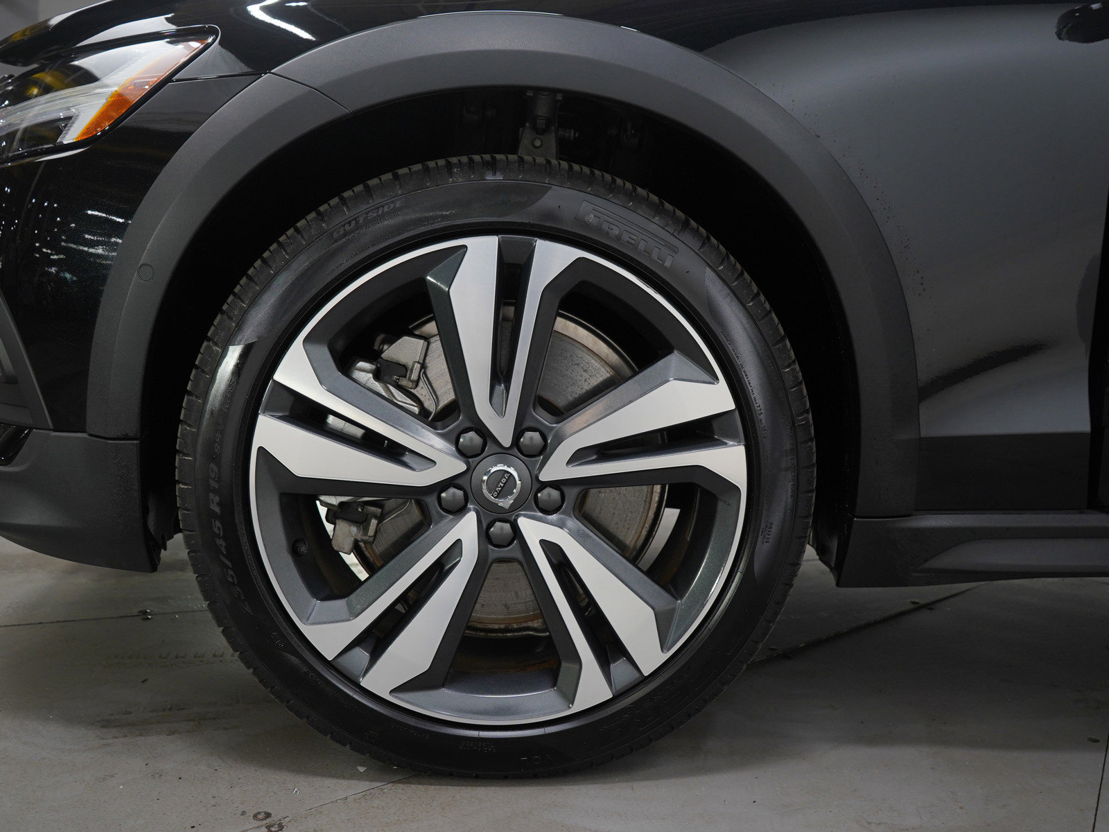 Used 2025 Volvo V60 B5 Cross Country Plus image 32