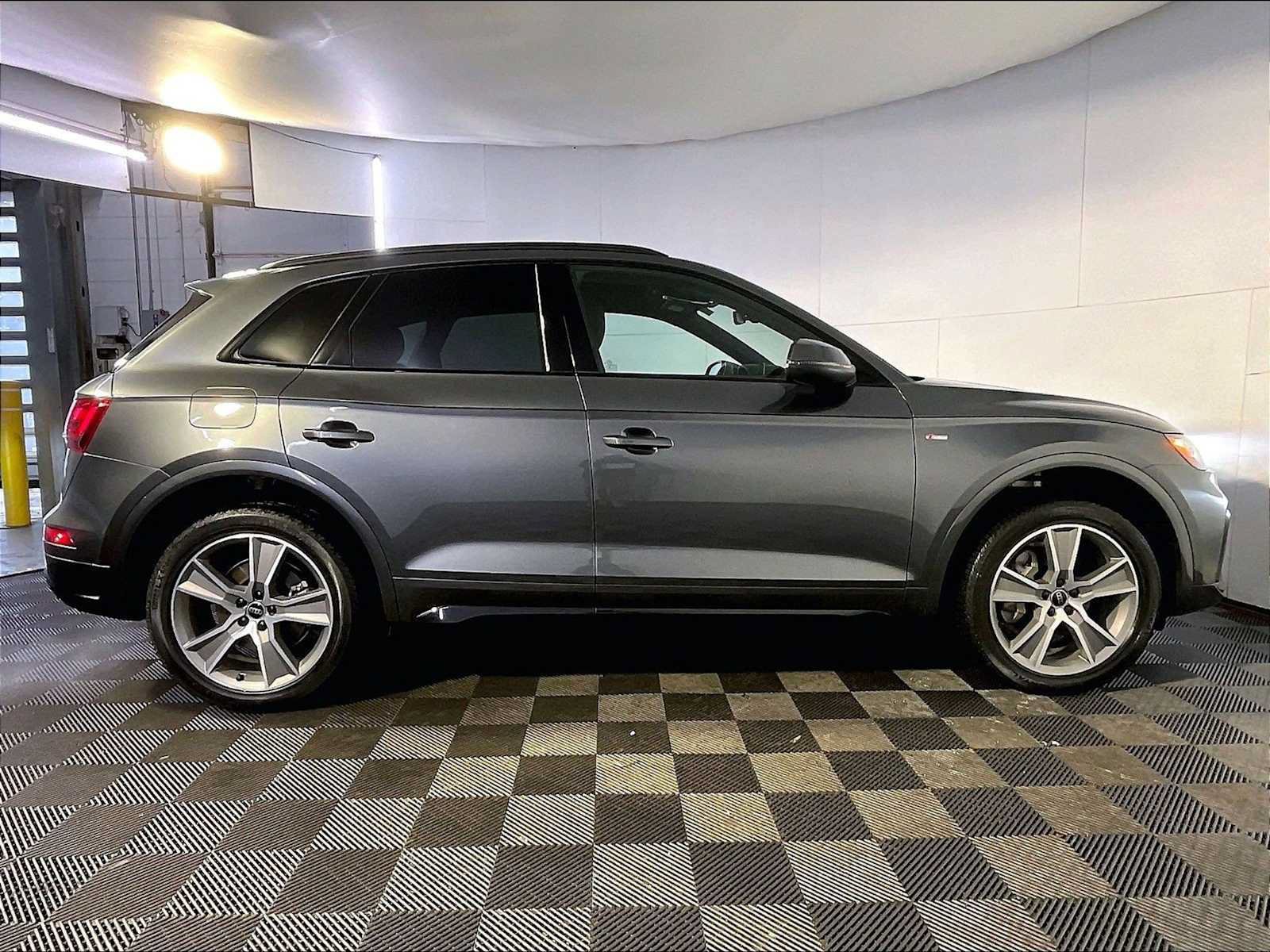 Used 2025 Audi Q5 2.0T Premium w/ Convenience Plus Package AWD/4WD image 8