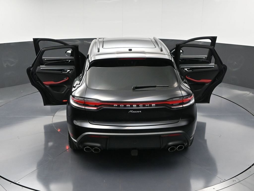 Certified 2025 Porsche Macan AWD/4WD image 34