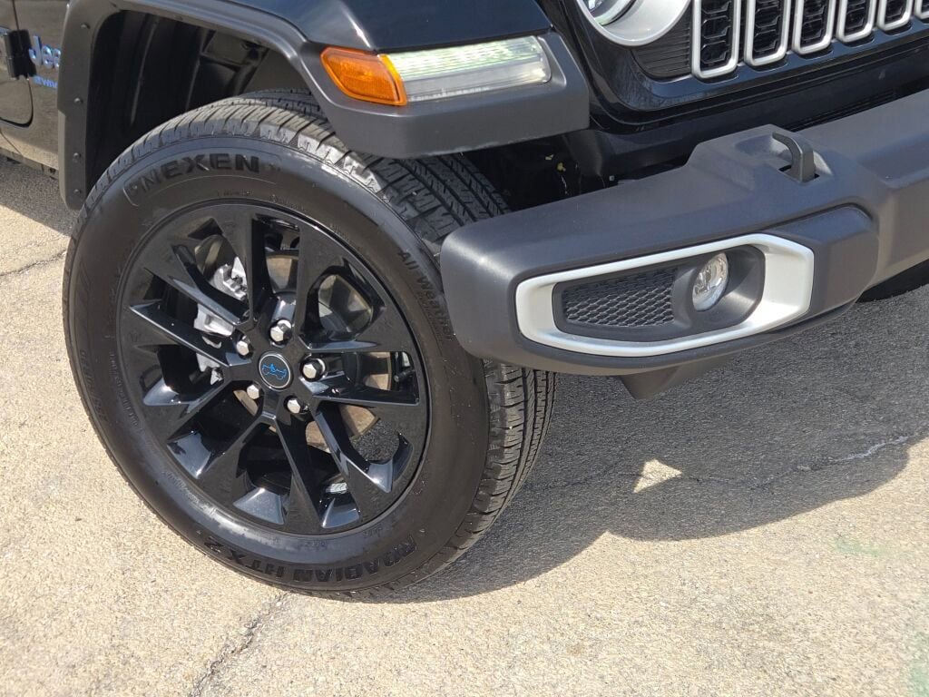 Used 2025 Jeep Wrangler Unlimited Sahara w/ Safety Group image 3