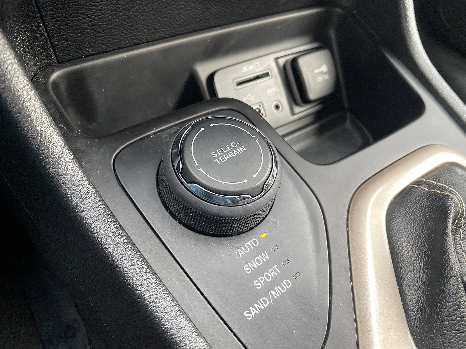 Used 2017 Jeep Cherokee Limited image 56