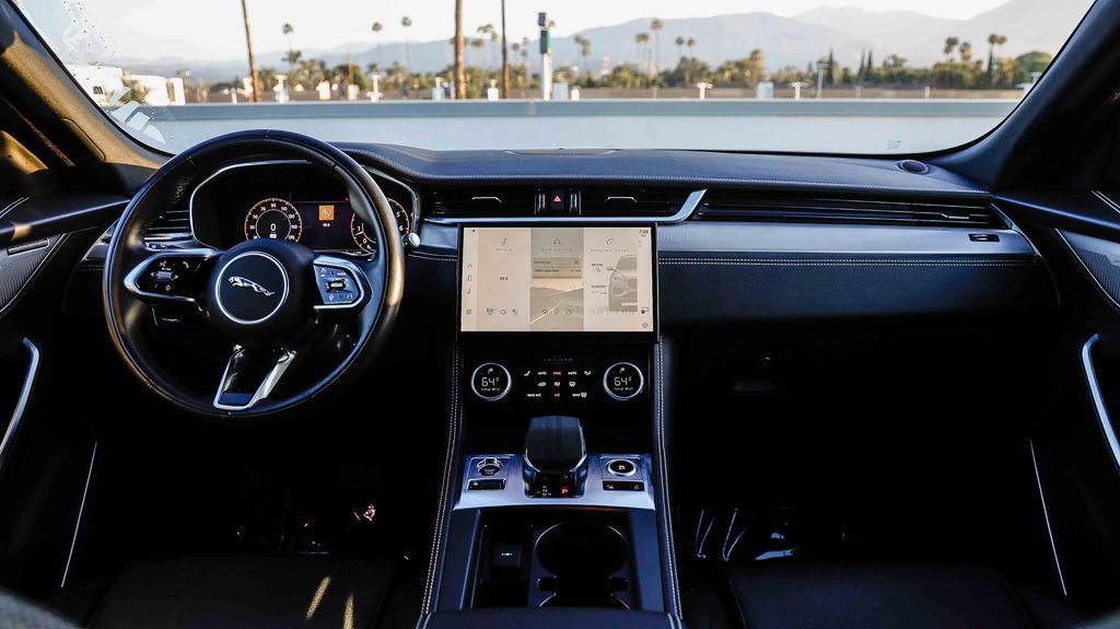 Used 2024 Jaguar F-PACE R-Dynamic S image 15