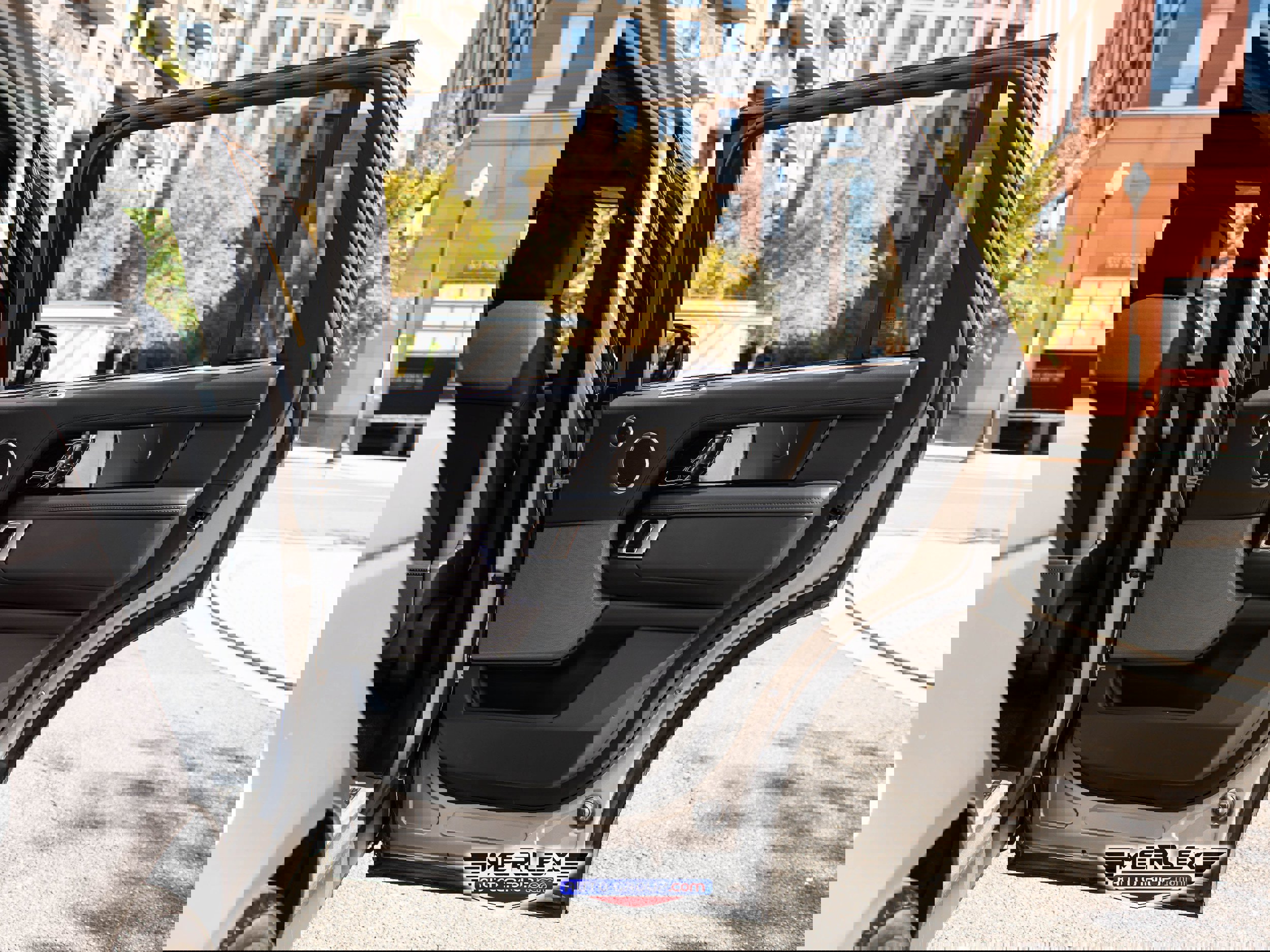 Used 2018 Land Rover Range Rover Long Wheelbase Supercharged image 47