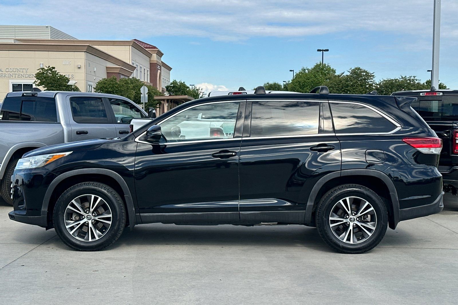 Used 2019 Toyota Highlander Plus FWD image 3