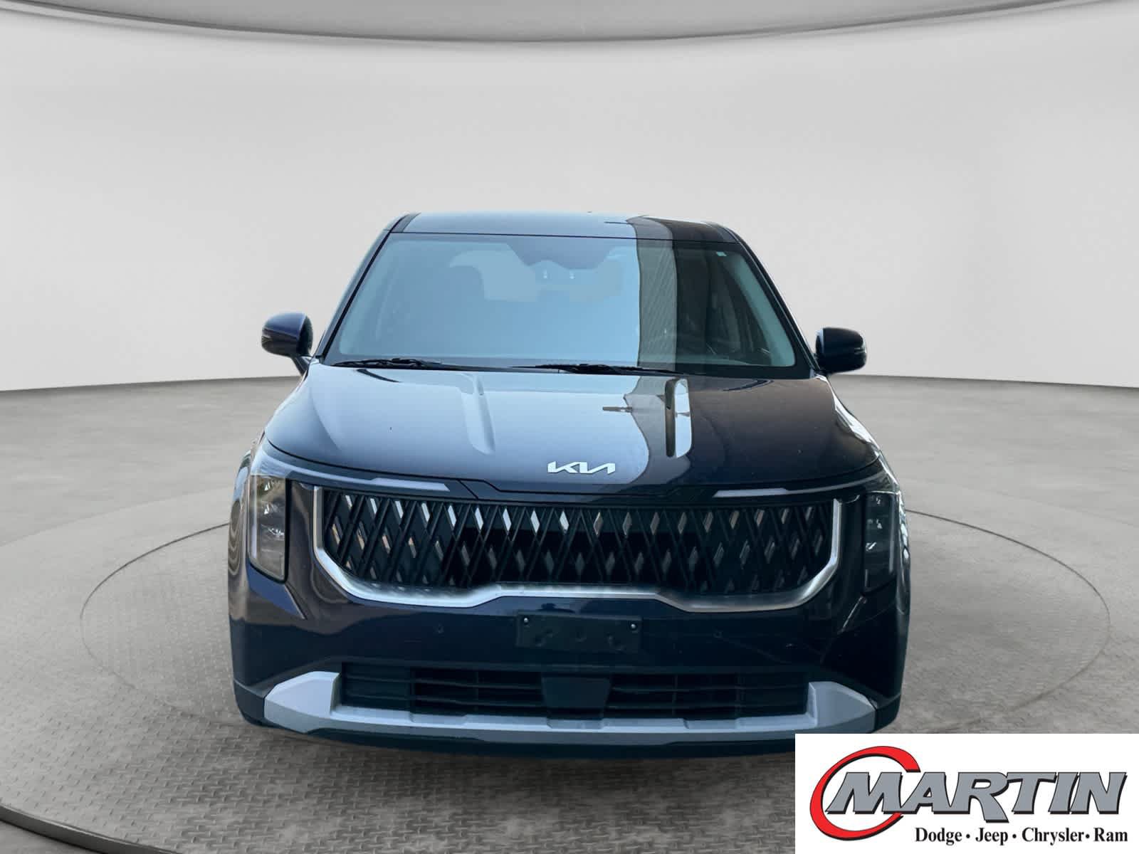 Used 2025 Kia Carnival FWD image 2