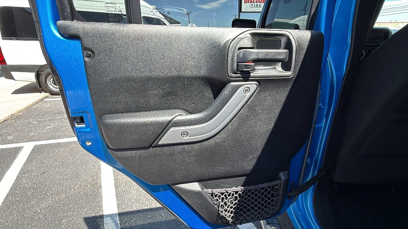 Used 2015 Jeep Wrangler Unlimited Rubicon AWD/4WD image 11