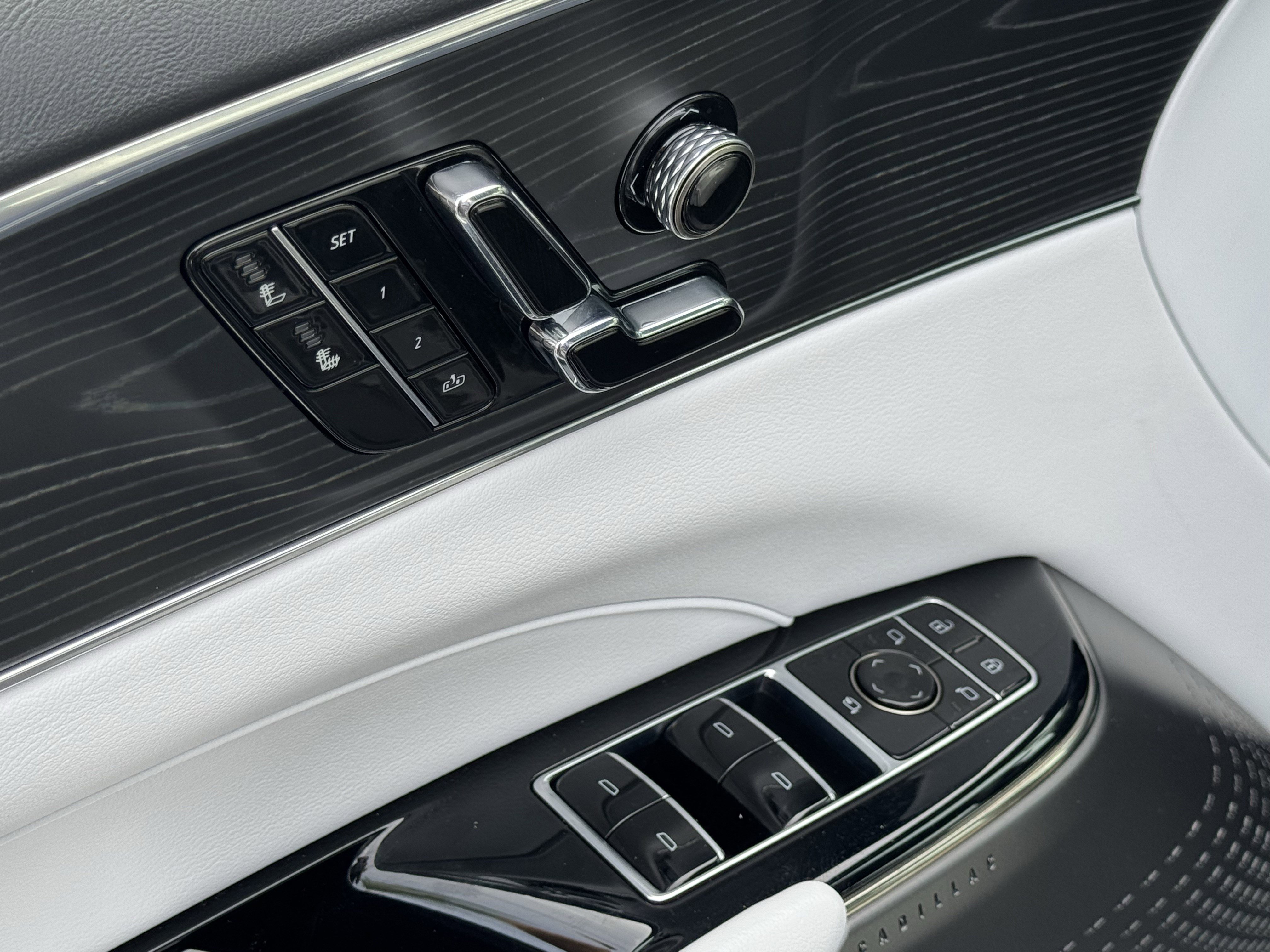 Used 2024 Cadillac Lyriq Luxury AWD/4WD image 14