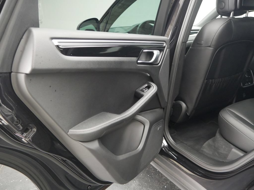Certified 2018 Porsche Macan Sport Edition AWD/4WD image 17