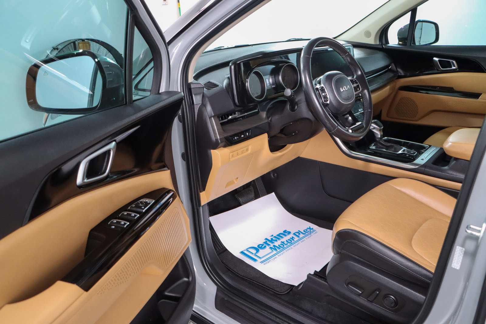 Used 2024 Kia Carnival EX image 3