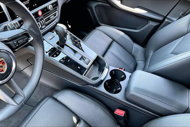 Used 2025 Porsche Macan AWD/4WD image 18