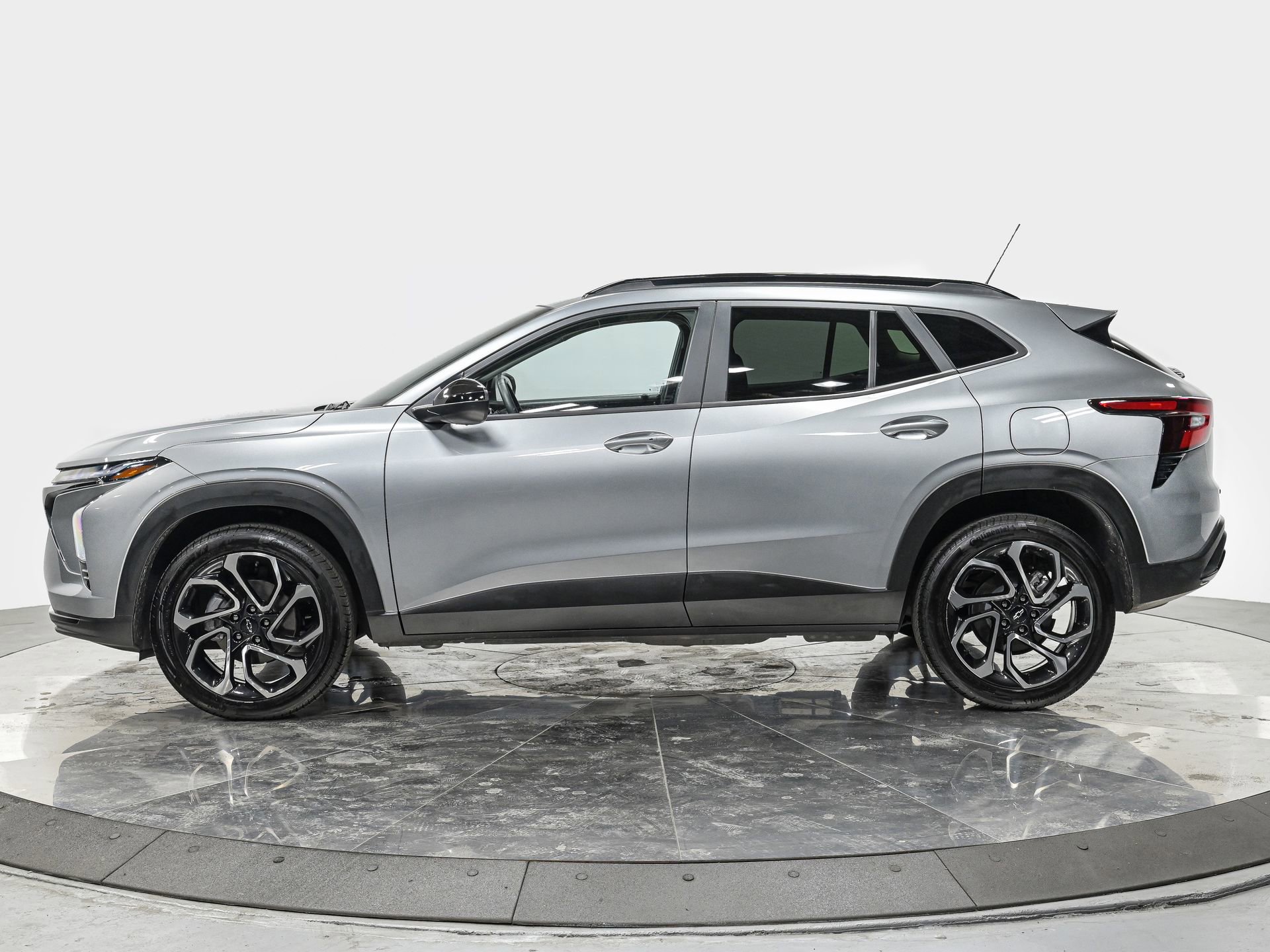 Used 2024 Chevrolet Trax RS w/ Sunroof Package FWD image 2