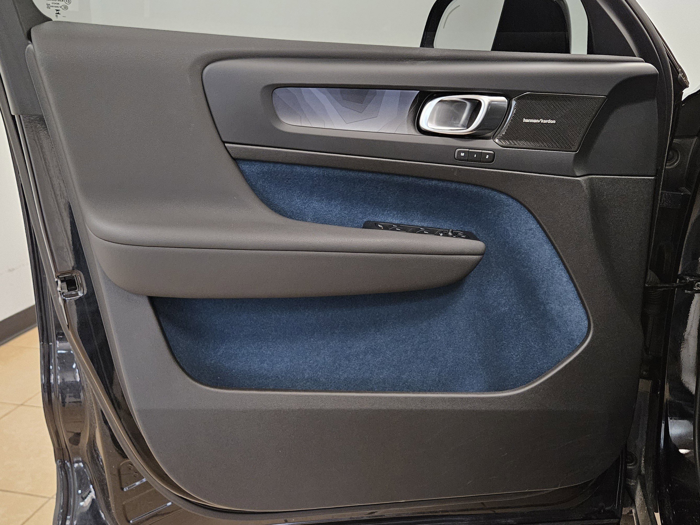 Used 2023 Volvo C40 P8 Recharge Ultimate image 12