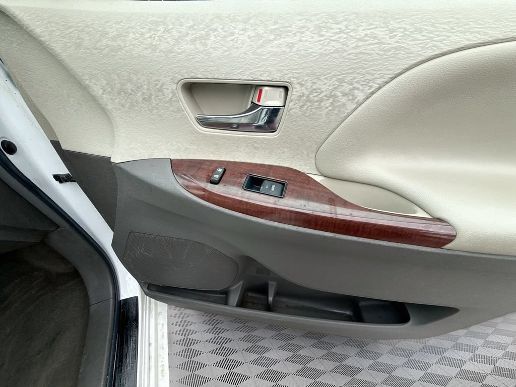 Used 2014 Toyota Sienna XLE FWD image 32