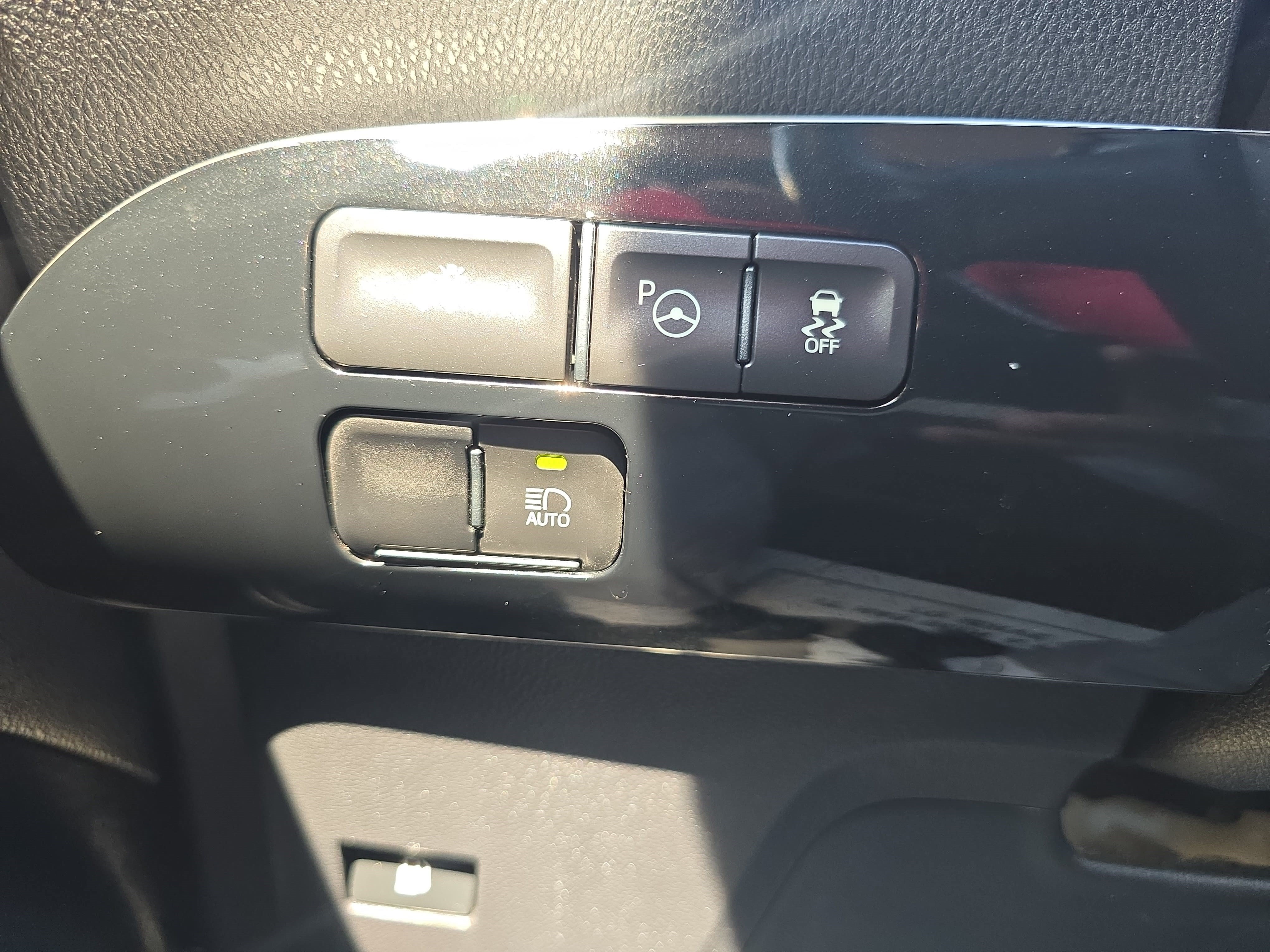 Used 2022 Toyota Prius FWD image 25