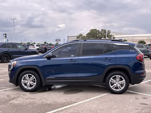 Used 2022 GMC Terrain SLE w/ Driver Convenience Package image 3