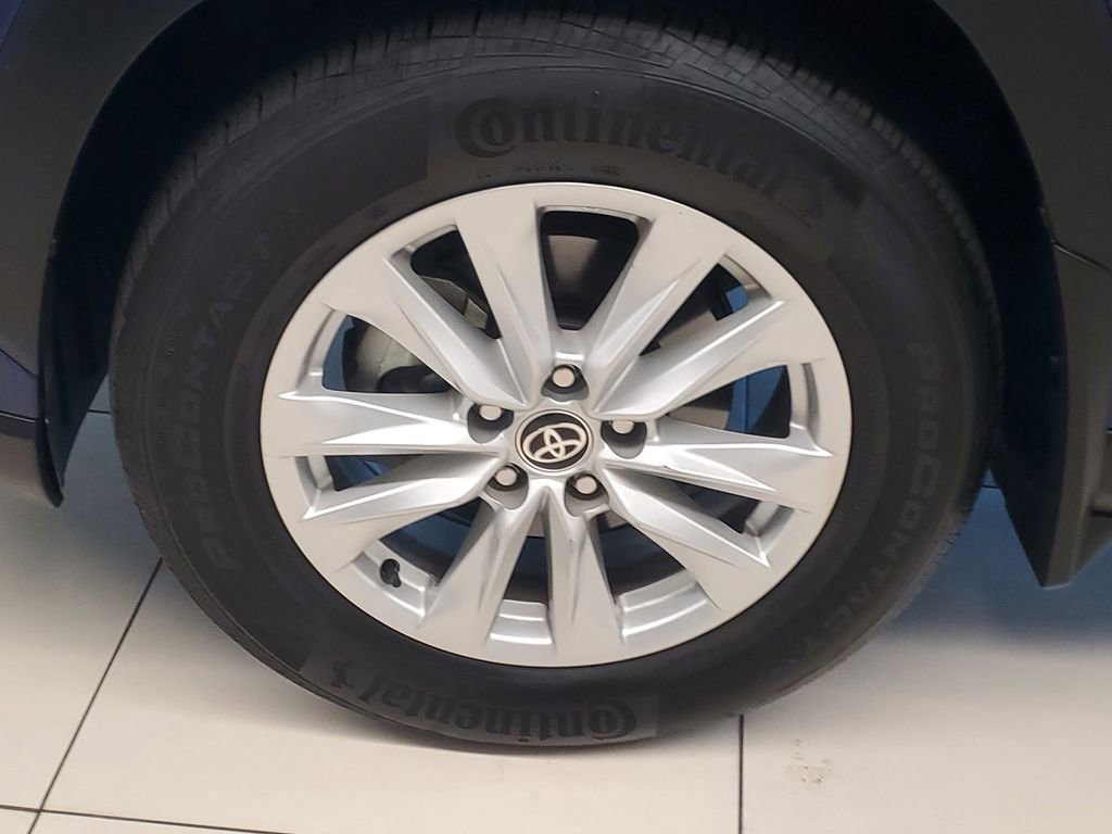 Certified 2024 Toyota Corolla Cross LE w/ Moonroof Package image 4