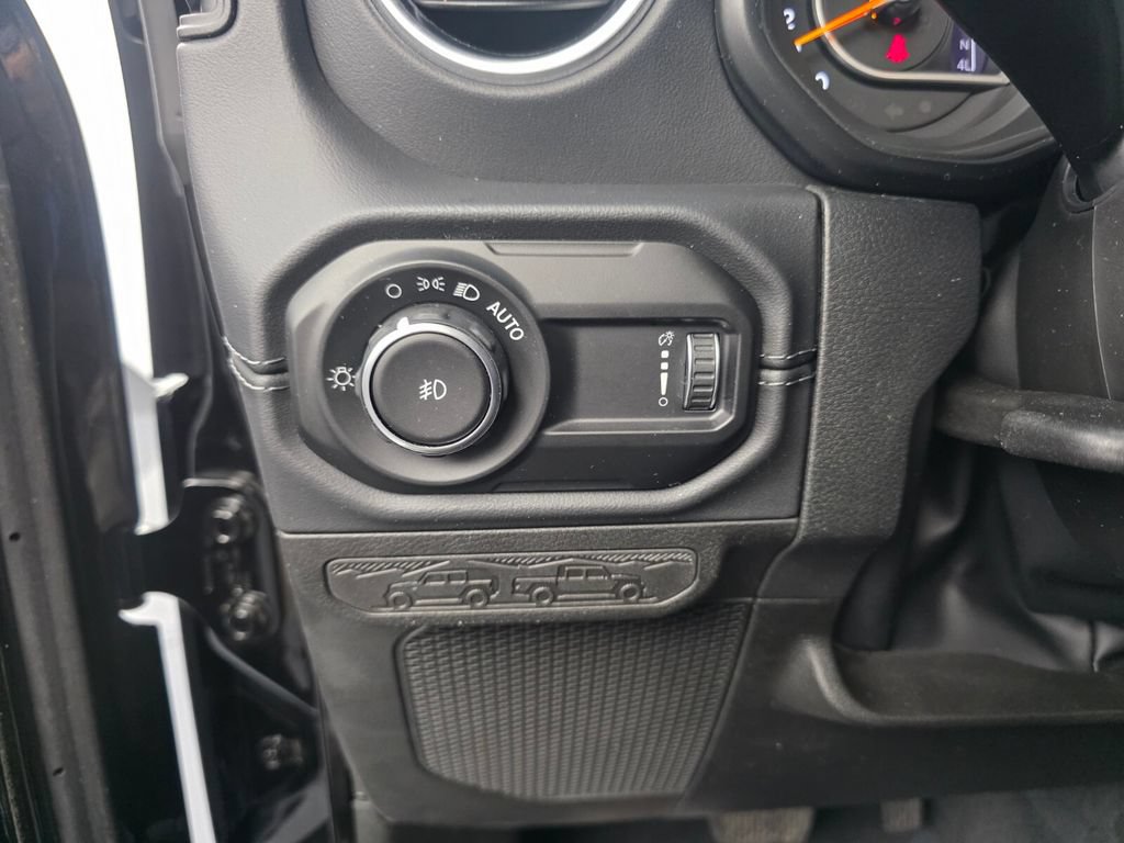 Used 2024 Jeep Wrangler Unlimited Sahara w/ Technology Group AWD/4WD image 25