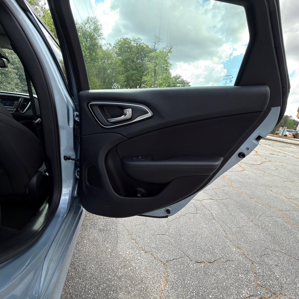 Used 2015 Chrysler 200 Limited image 18