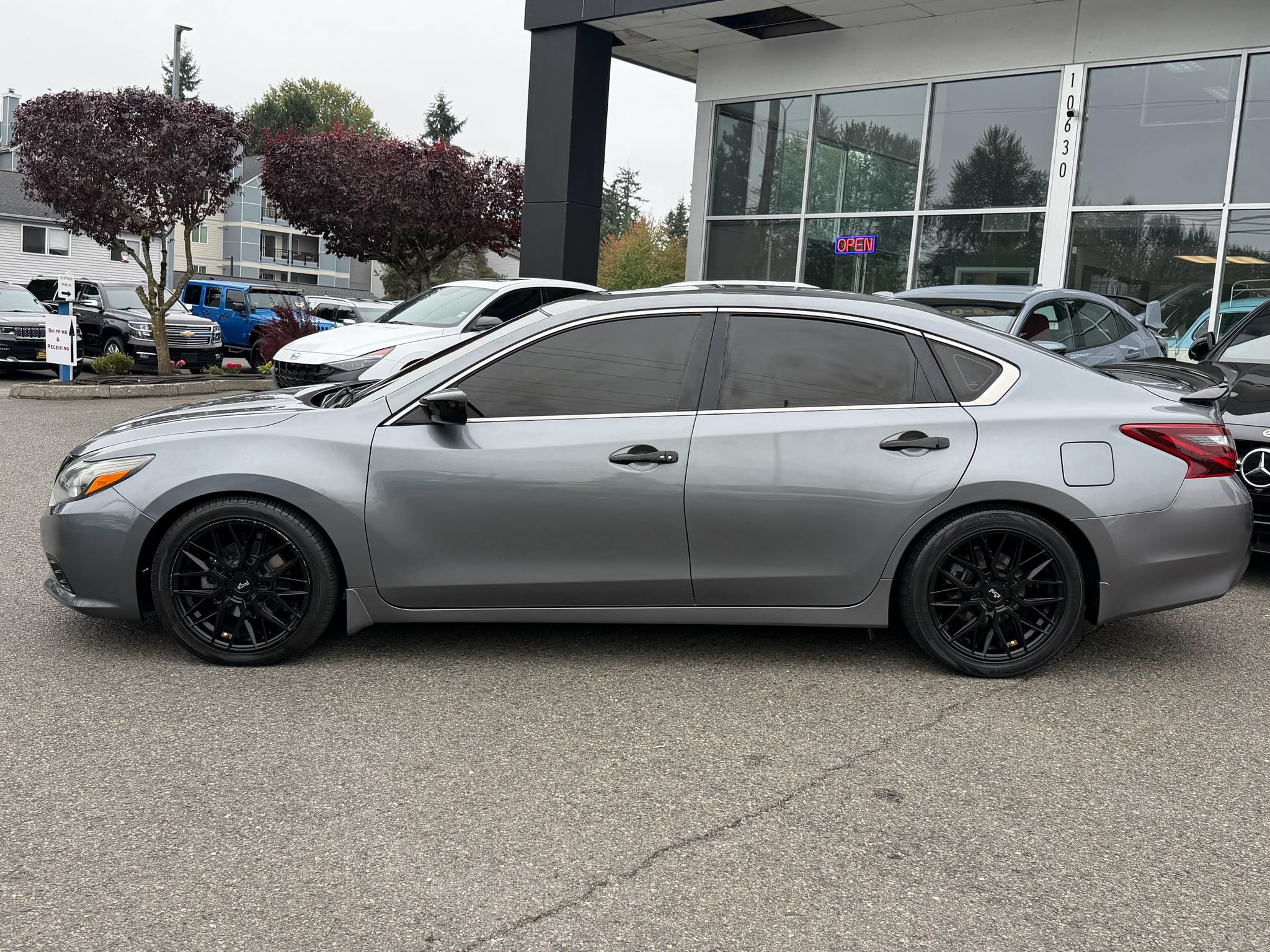 Used 2018 Nissan Altima 2.5 SR w/ SR Midnight Edition FWD image 2