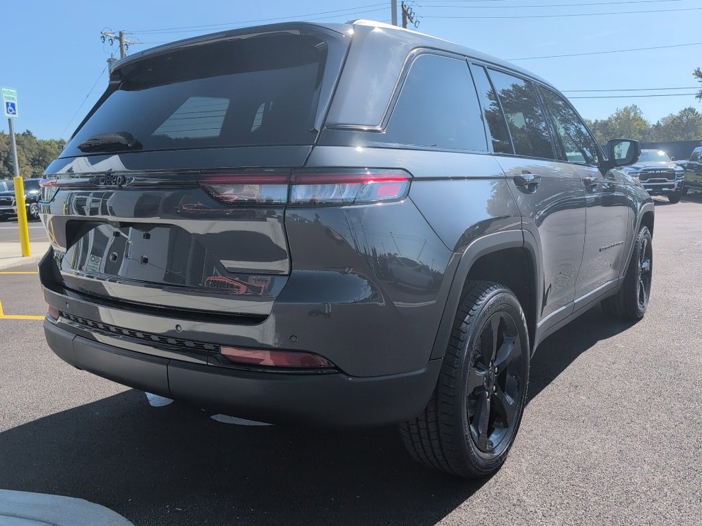 Used 2023 Jeep Grand Cherokee Altitude image 7