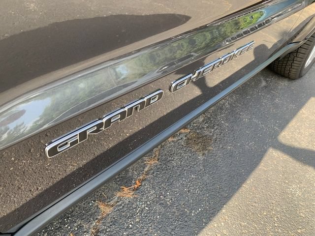 Used 2017 Jeep Grand Cherokee Limited AWD/4WD image 3