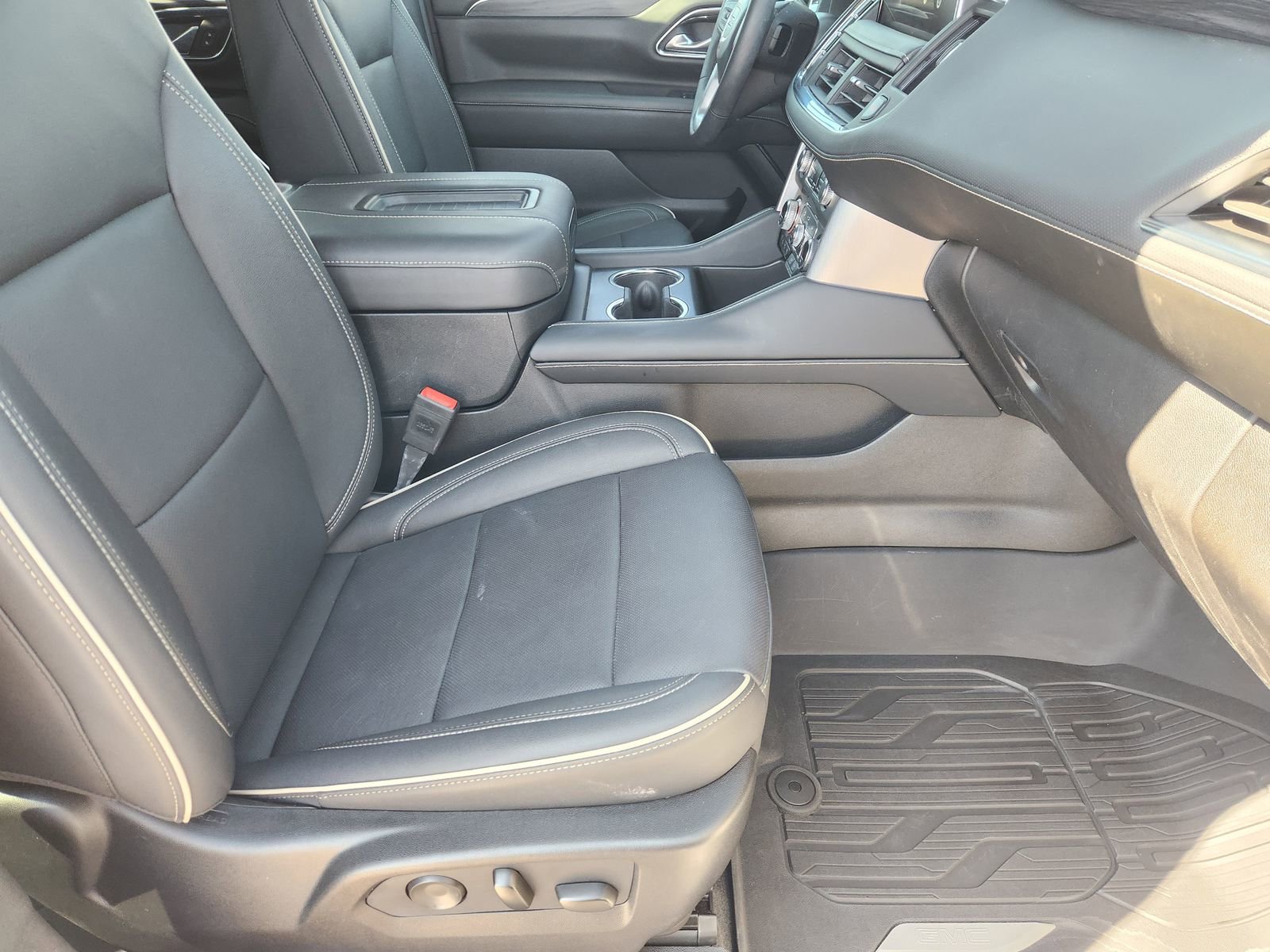 Used 2024 GMC Yukon SLT w/ SLT Premium Package image 17