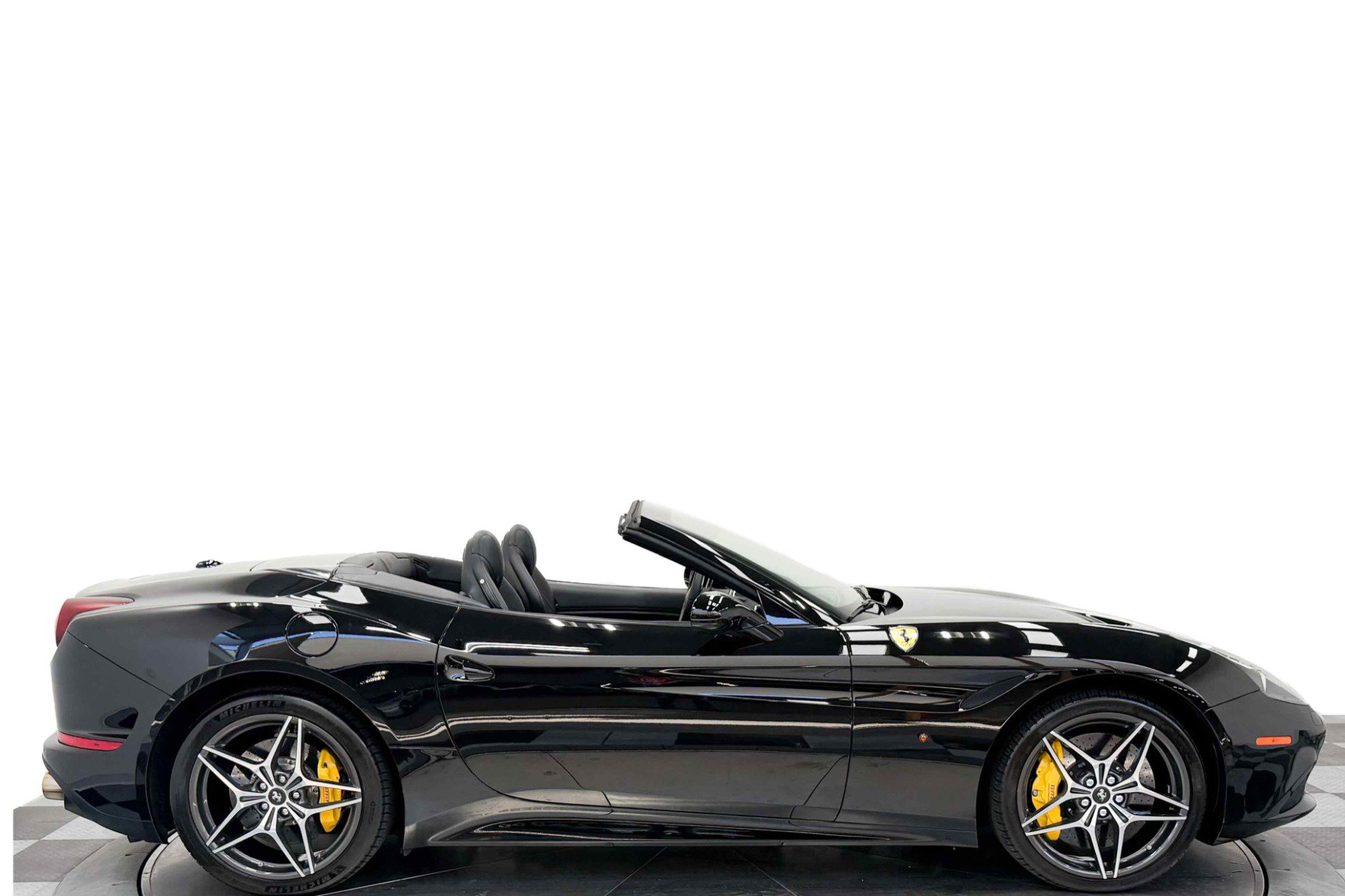 Used 2016 Ferrari California T RWD image 2
