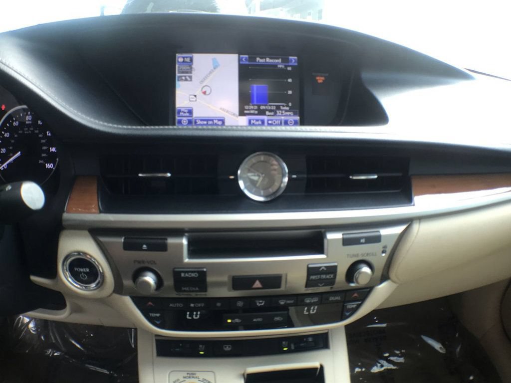 Used 2013 Lexus ES 300h w/ Luxury Pkg FWD image 17