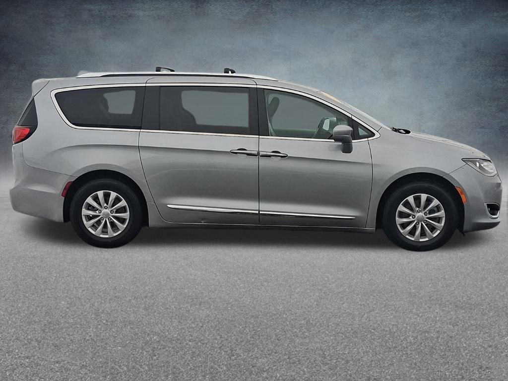Used 2019 Chrysler Pacifica Touring-L image 5