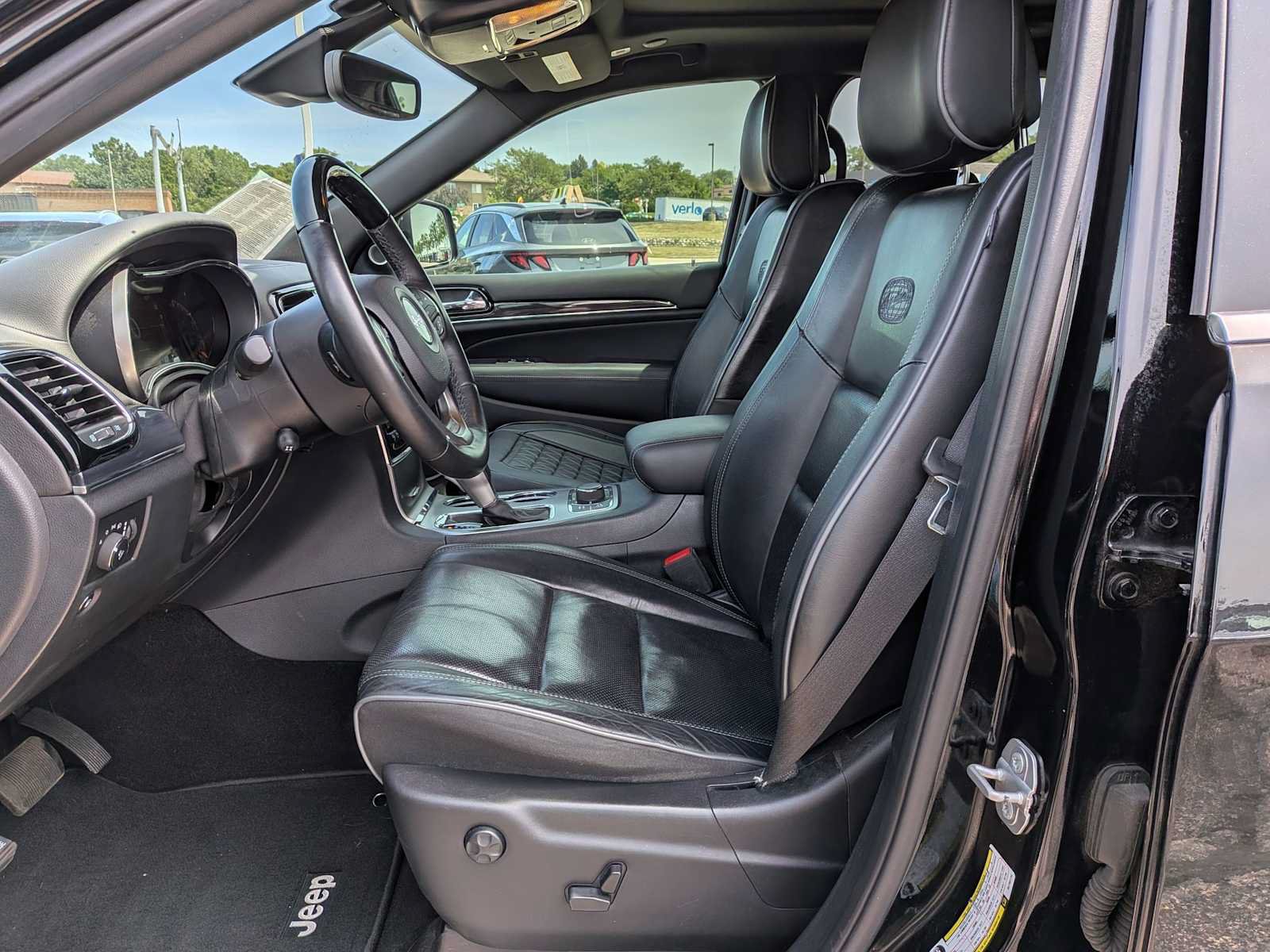 Used 2019 Jeep Grand Cherokee Overland AWD/4WD image 15