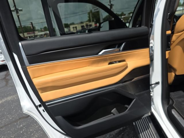 Used 2025 Jeep Grand Wagoneer Series III w/ Rear Seat Video Group 1 AWD/4WD image 28